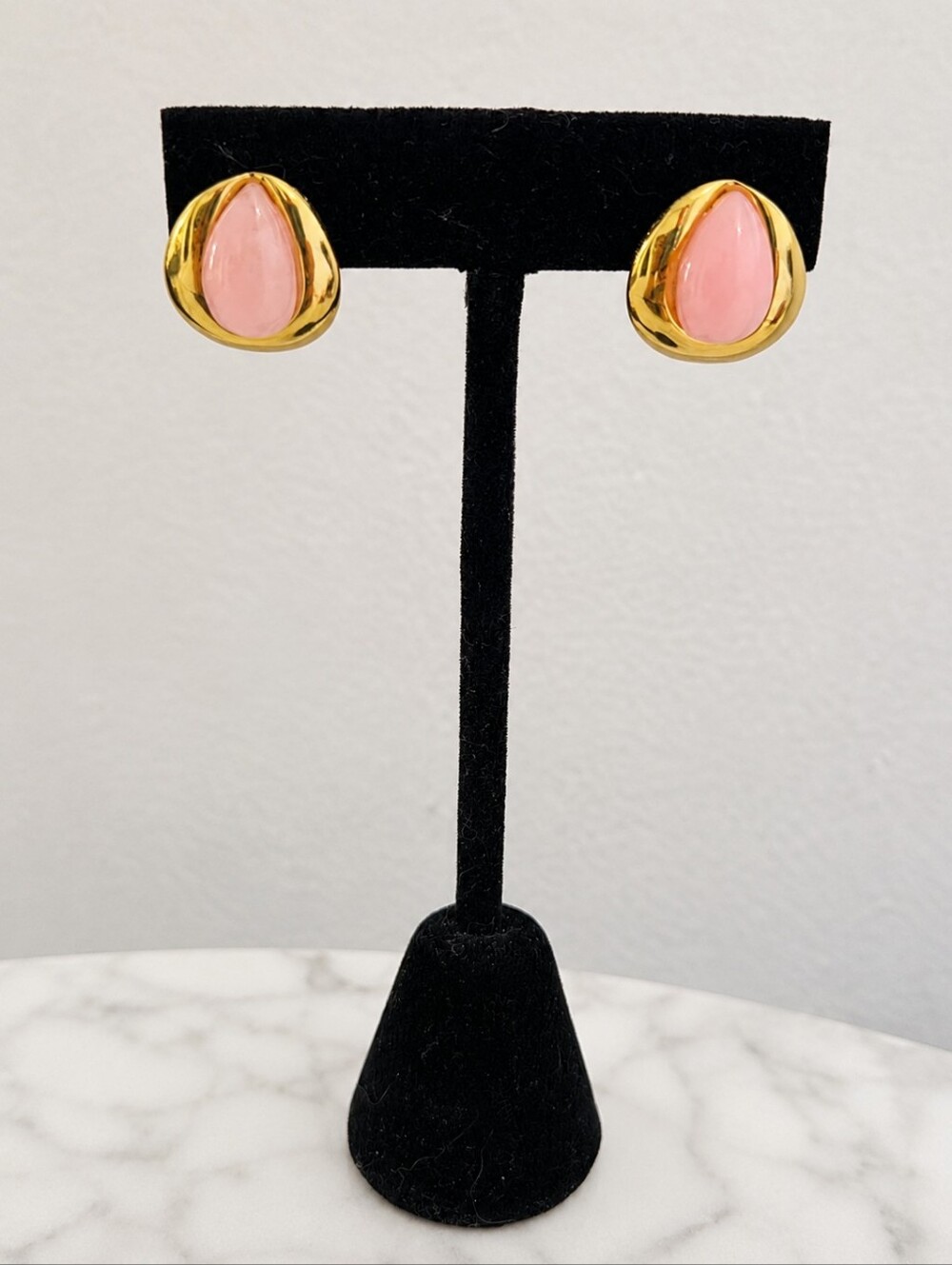 Gold Tone Pink Teardrop Statement Stud Earrings Modern Retro Jewelry - Picture 11 of 15